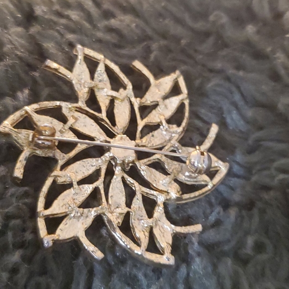 3 for $20 🤑Vintage Gold tone flower Pin - Picture 2 of 2